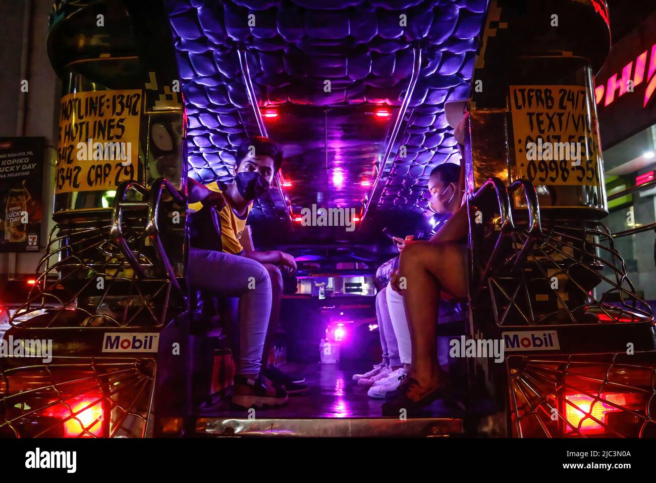 Quezon, Philippines. 9th juin 2022. Les passagers s'assoient à l'intérieur du jeepney éclairé par LED. Le carburant diesel, le plus couramment utilisé pour les jeepneys d'utilité publique (PUJ), une jeep de type passager, a augmenté à près de 7 pesos et a atteint 75 à 87 peso philippin (1,45 à 1,64USD) par litre qui a causé son augmentation nette à 36 pesos. Certains conducteurs de jeepney interrompant encore leurs voyages en raison de la hausse continue du prix du pétrole. (Credit image: © Ryan Eduard Benaid/SOPA Images via ZUMA Press Wire) Banque D'Images