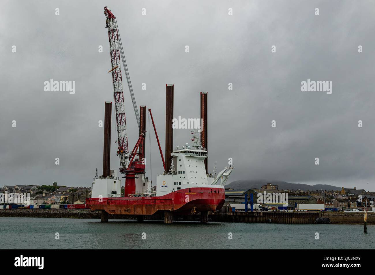 J/U support Vessel Wind Server au port de Holyhead. Banque D'Images
