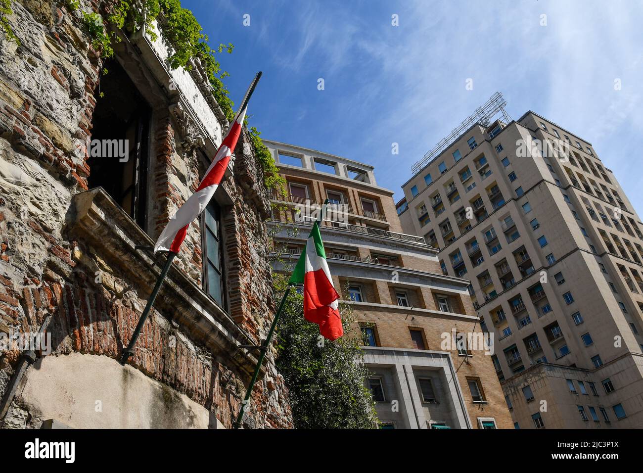 Vue à angle bas de la maison de Christophe Colomb avec la Torre Dante due gratte-ciel en arrière-plan, Gênes, Ligurie, Italie Banque D'Images