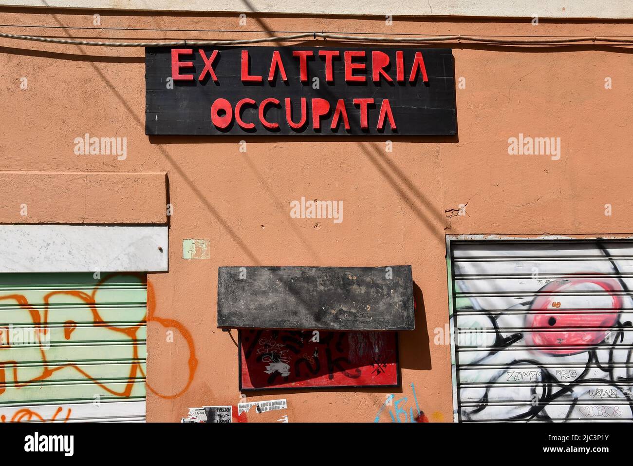 Extérieur de l'ex Latteria Occupata, un espace autonome dans le centre de Gênes, Ligurie, Italie Banque D'Images