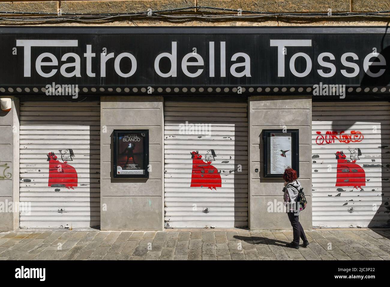 Une dame à l'arrière-plan devant le Teatro della Tosse, théâtre dans la vieille ville de Gênes, Ligurie, Italie Banque D'Images