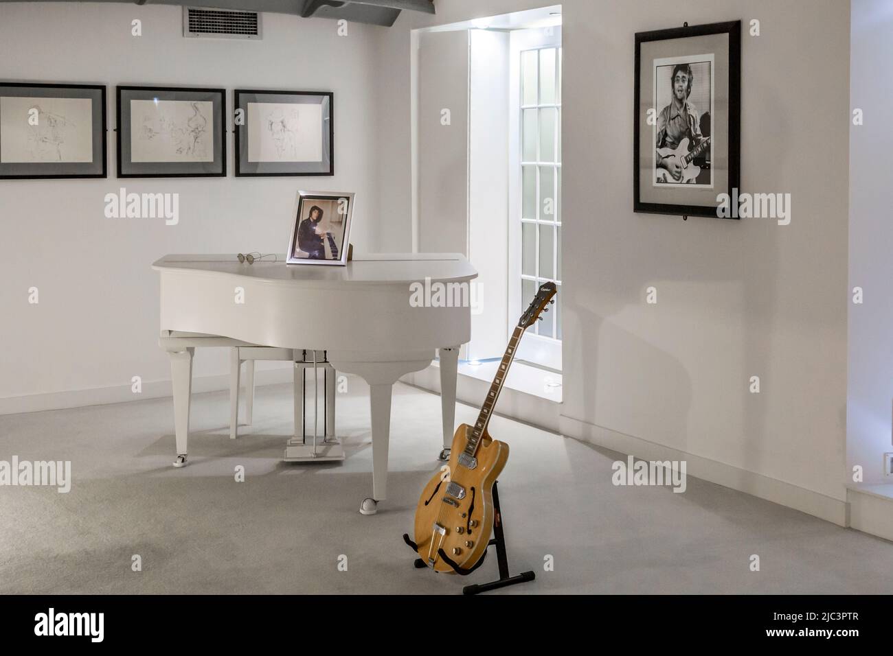 Piano blanc utilisé par John Lennon pour jouer imagine, Liverpool,  Angleterre Photo Stock - Alamy
