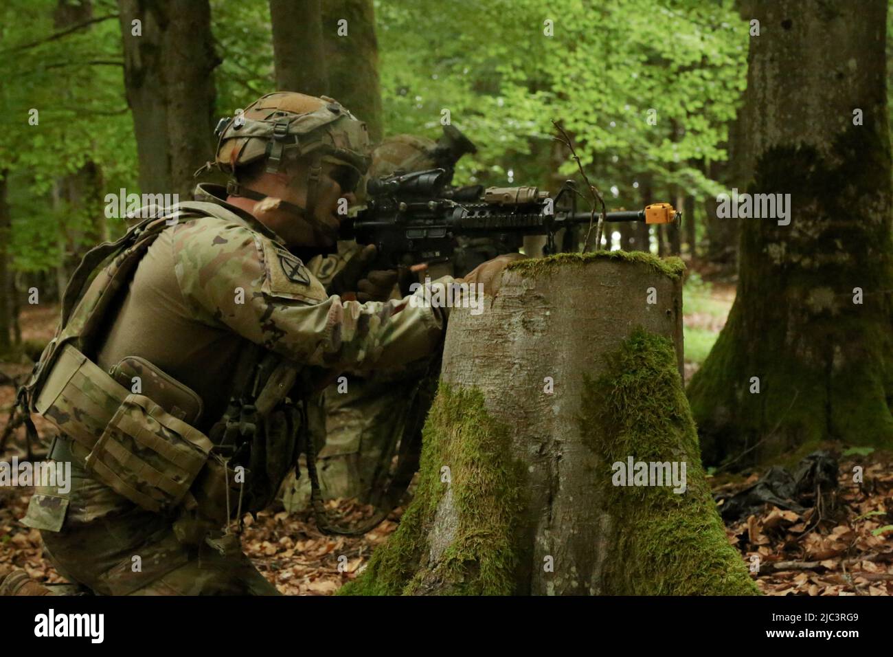 Un soldat de l'armée américaine affecté au 10th Brigade Engineer Battalion retourne le feu à des forces opposées simulées pendant l'exercice Combined Resolve 17 (CBR 17) à la zone d'entraînement de Hohenfels, Allemagne, 7 juin 2022. CBR 17 est une armée des États-Unis dirigée Europe-Afrique, 7th commandement de l'instruction de l'Armée exécuté, le joint multinational Readiness Centre a organisé l'exercice du 20 mai au 19 juin 2022. L'événement est conçu pour évaluer et évaluer la capacité des unités à mener des opérations dans un espace de combat complexe et multidomaine simulé. (É.-U. Photo de l'armée par le Cpl. Eric Perez) Banque D'Images