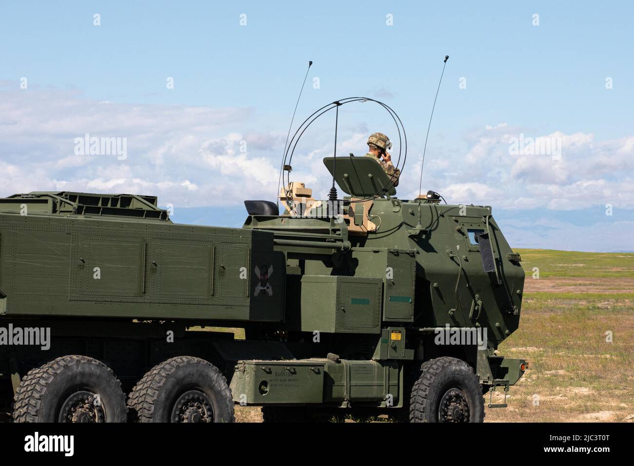 Un commandant de véhicule d'un système de fusée d'artillerie de haute mobilité (HImars) M142 d'Alpha Battery, 5th Bataillon, 113th Régiment d'artillerie de campagne, Garde nationale de Caroline du Nord, un commandant subordonné de la Brigade d'artillerie de campagne 65th, Garde nationale de l'Utah, Reçoit une transmission radio pour se préparer à une mission d'incendie pendant la grève de l'Ouest 22 au Centre d'entraînement au combat d'Orchard, Idaho. WESTERN Strike 22 est un exercice d’entraînement au combat exportable mené par la Brigade d’artillerie de campagne 65th de la Garde nationale de l’Utah, qui offre aux soldats de la Garde nationale une formation immergée similaire à un Traini de combat Banque D'Images