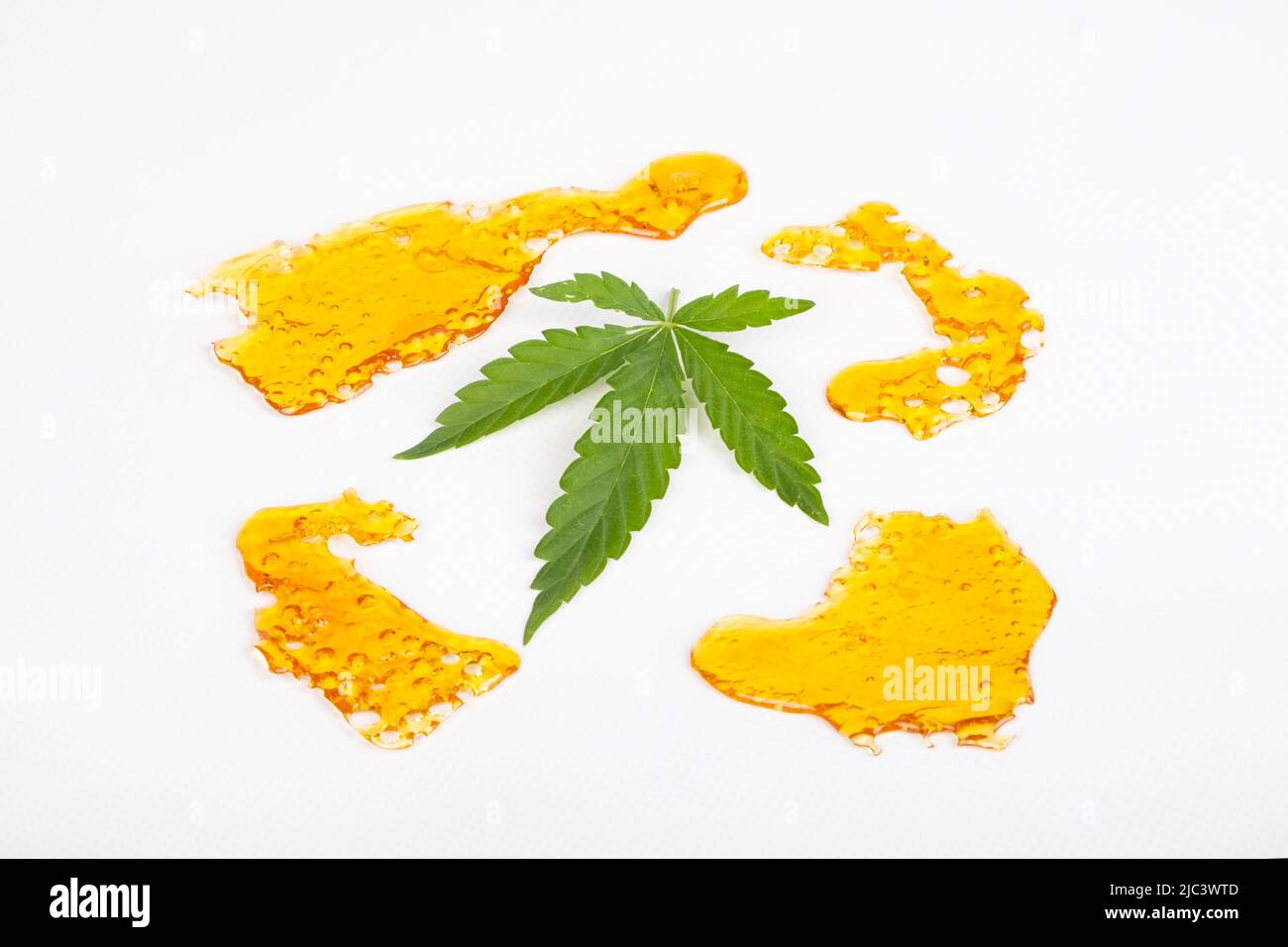 concentré de résine de marijuana, cire de cannabis jaune ambre. Banque D'Images