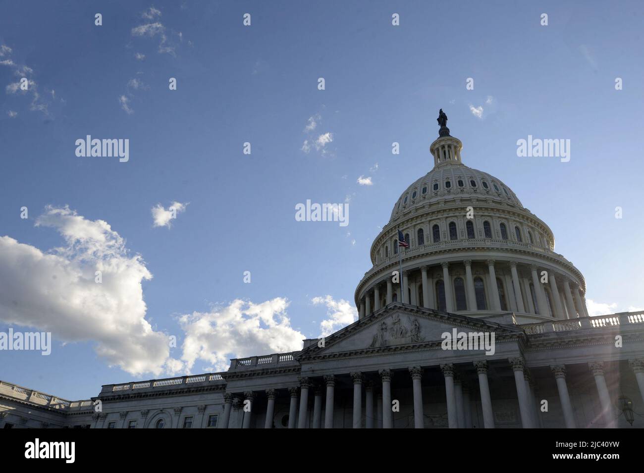 Washington, États-Unis. 09th juin 2022. Le soleil se couche derrière le Capitole des États-Unis alors que le comité 6 janvier tient sa première audience publique pour montrer ses conclusions d'une enquête d'un an, sur la colline du Capitole à Washington, DC jeudi, 9 juin 2022. Le comité a interrogé plus de 1000 personnes au sujet de l'attaque de 6 janvier 2021 sur le Capitole qui a été un effort pour renverser les résultats de l'élection présidentielle de 2020 et le transfert du pouvoir. Photo de Bonnie Cash/UPI Credit: UPI/Alay Live News Banque D'Images