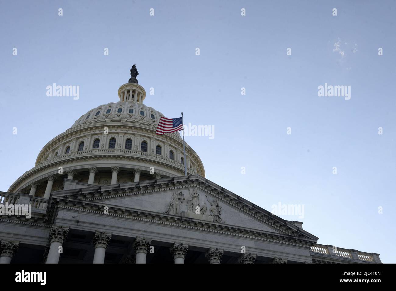 Washington, États-Unis. 09th juin 2022. Le soleil se couche derrière le Capitole des États-Unis alors que le comité 6 janvier tient sa première audience publique pour montrer ses conclusions d'une enquête d'un an, sur la colline du Capitole à Washington, DC jeudi, 9 juin 2022. Le comité a interrogé plus de 1000 personnes au sujet de l'attaque de 6 janvier 2021 sur le Capitole qui a été un effort pour renverser les résultats de l'élection présidentielle de 2020 et le transfert du pouvoir. Photo de Bonnie Cash/UPI Credit: UPI/Alay Live News Banque D'Images