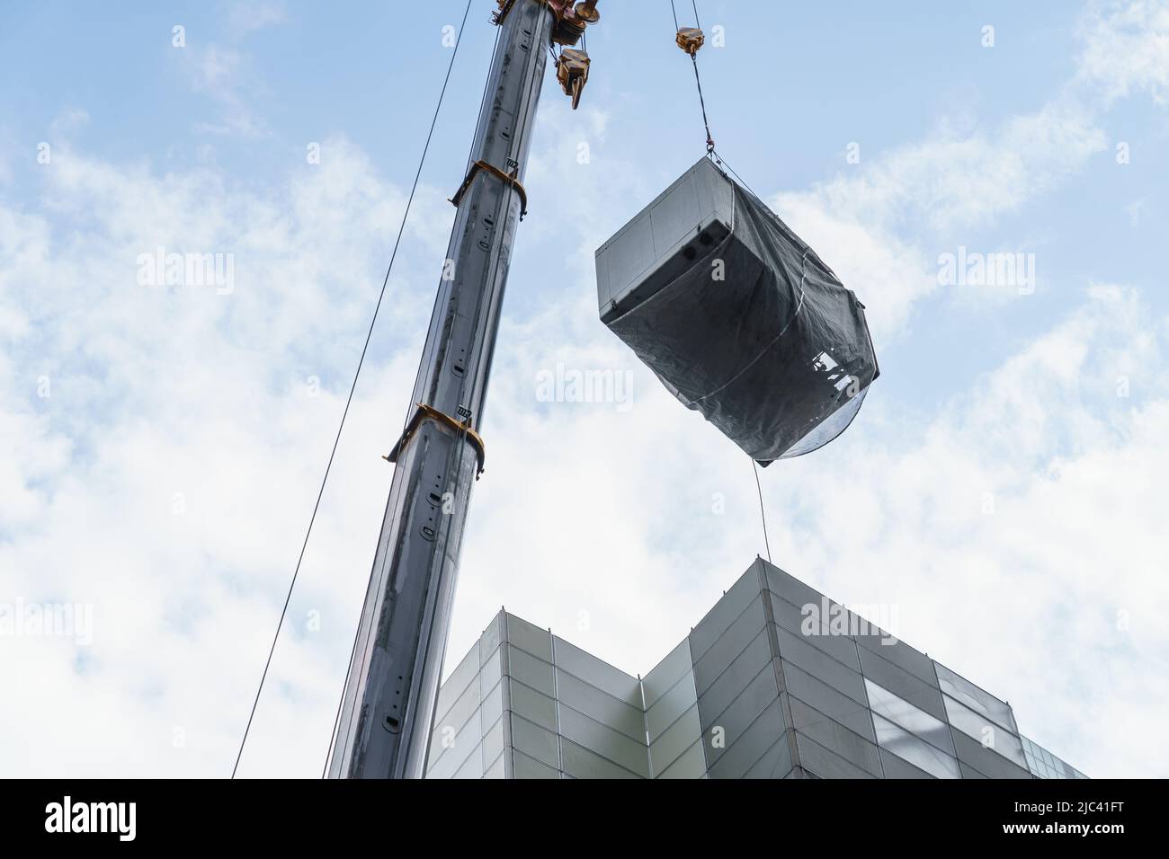 Le retrait de chaque salle de capsule commence lors de la démolition de la tour de capsule de Nakagin conçue par l'architecte japonais Kisho Kurokawa à Tokyo, au Japon, sur 3 juin 2022. (Photo Motoo Naka/AFLO) Banque D'Images