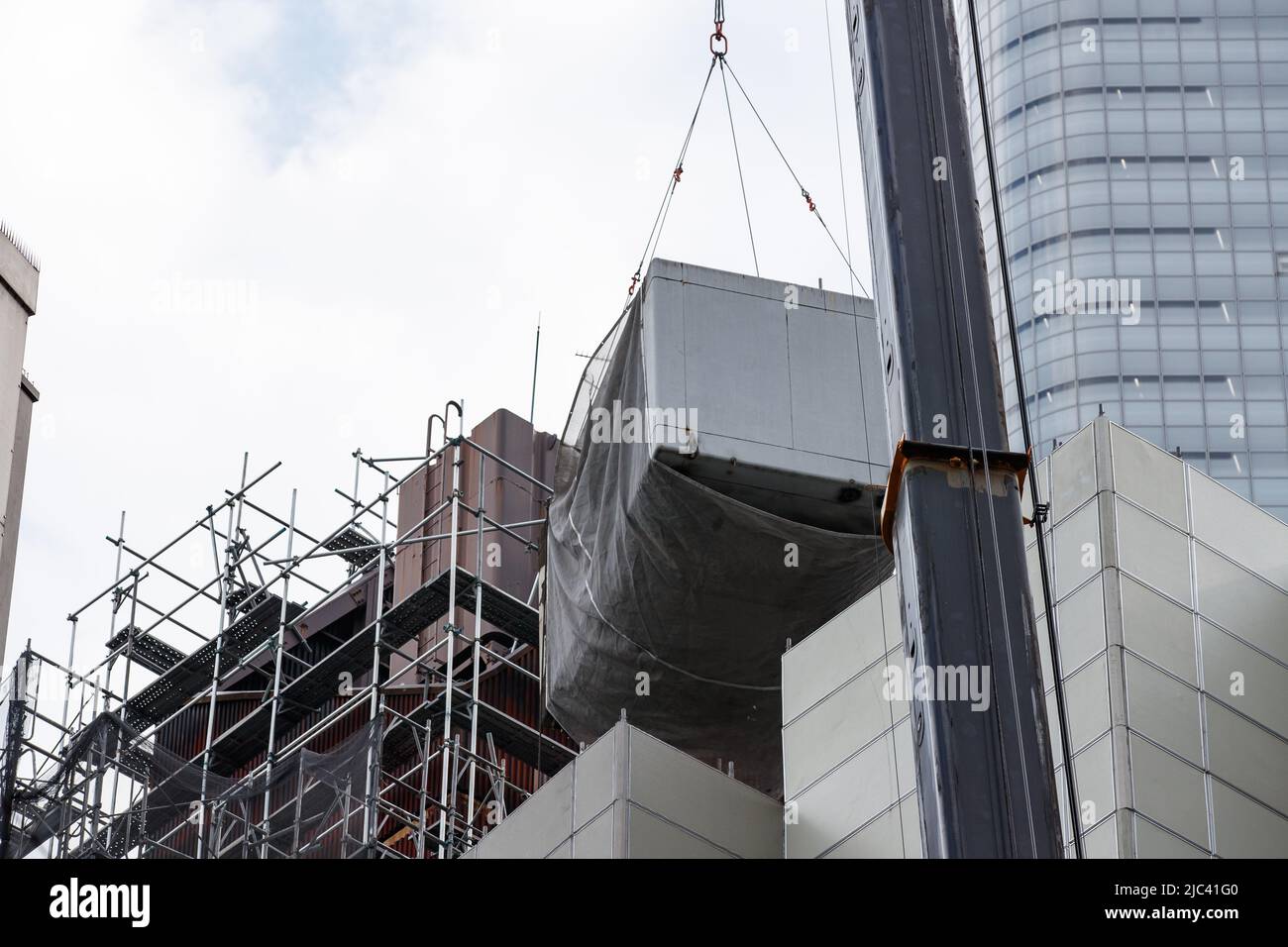 Le retrait de chaque salle de capsule commence lors de la démolition de la tour de capsule de Nakagin conçue par l'architecte japonais Kisho Kurokawa à Tokyo, au Japon, sur 3 juin 2022. (Photo Motoo Naka/AFLO) Banque D'Images