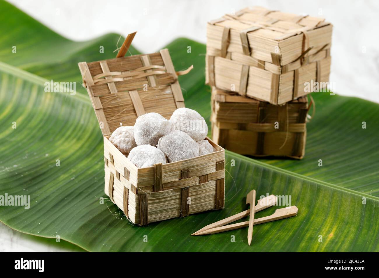 Mochi Lampion Sukabumi, gâteau de riz à la brebis avec intérieur de cacahuète sur emballage de bambou Banque D'Images