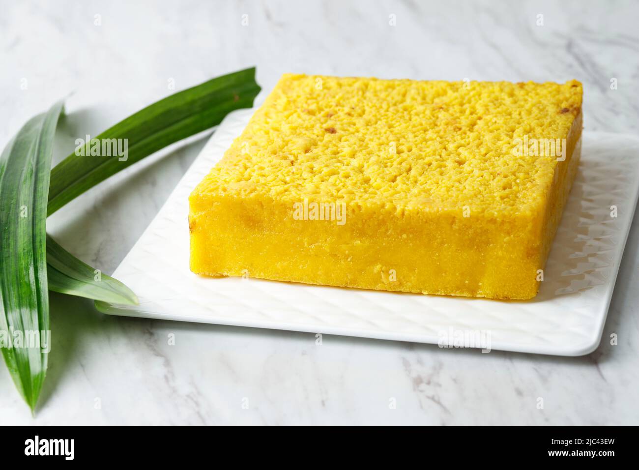Bika Ambon, gâteau de miel jaune carré complet, populaire auprès de Medan, Indonésie. La couleur jaune provient de Curcumin. Concept Oleh oleh Medan sur White Backgro Banque D'Images