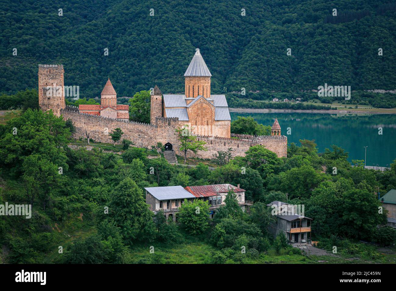 L'église et le château d'Ananuri offrent un panorama sur la rivière Aragvi en Géorgie Banque D'Images