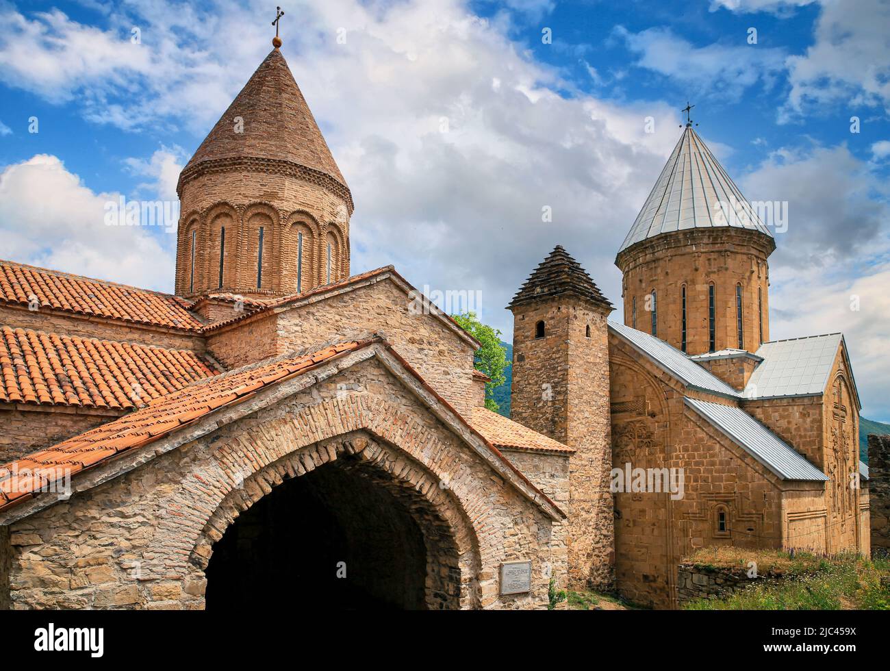 L'église et le château d'Ananuri offrent un panorama sur la rivière Aragvi en Géorgie Banque D'Images