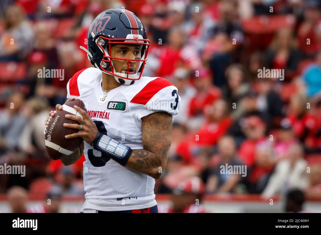 9 juin 2022, Calgary, AB, CANADA : le quarterback des Alouettes de Montréal Vernon Adams cherche un receveur lors de la première moitié de l'action de football de la CFL contre les Stampeders de Calgary à Calgary, jeudi, 9 juin 2022. (Image du crédit : © Jeff McIntosh/la presse canadienne via ZUMA Press) Banque D'Images