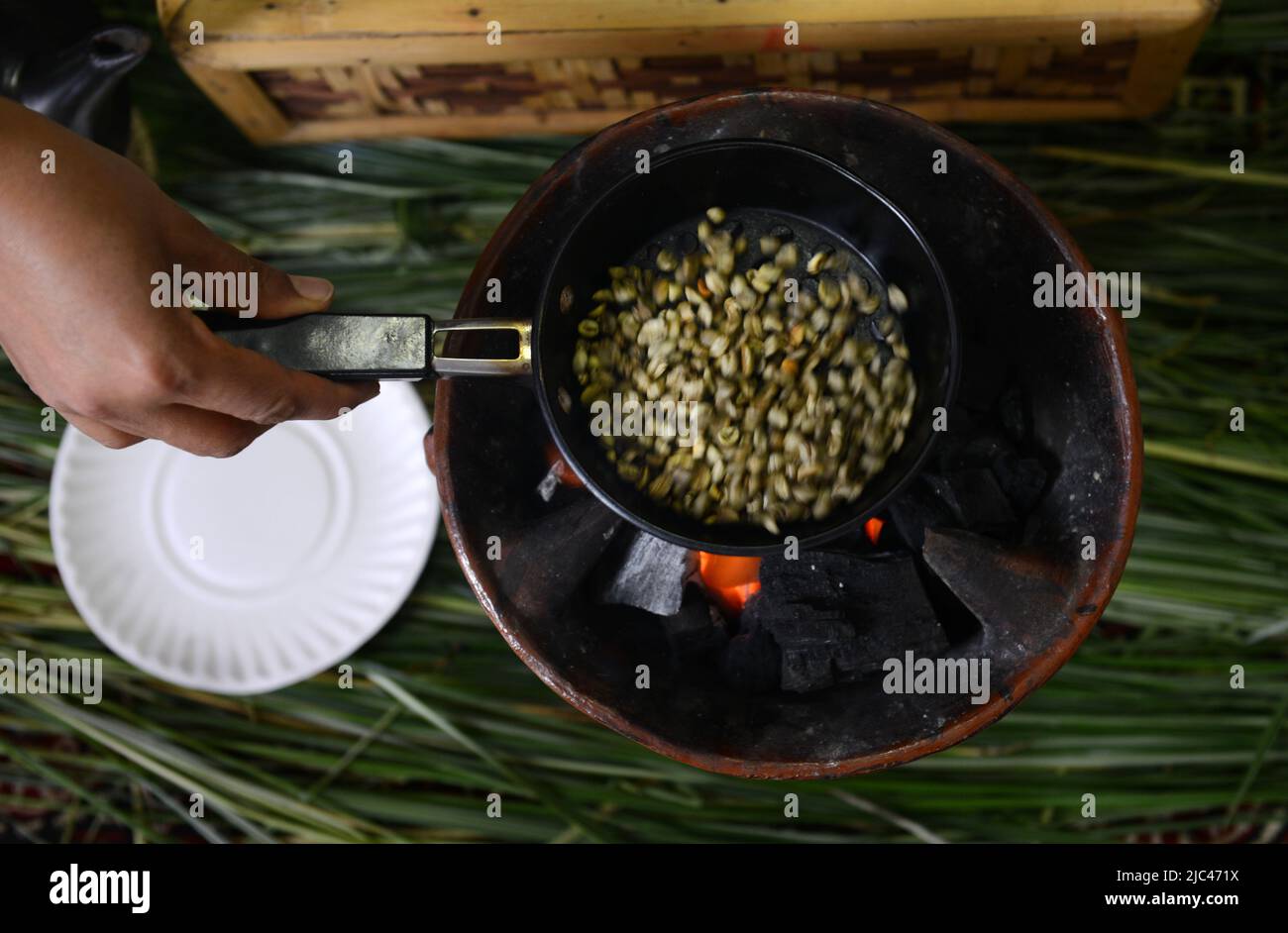 Torréfaction des grains de café lors d'une cérémonie traditionnelle du café éthiopien. Banque D'Images