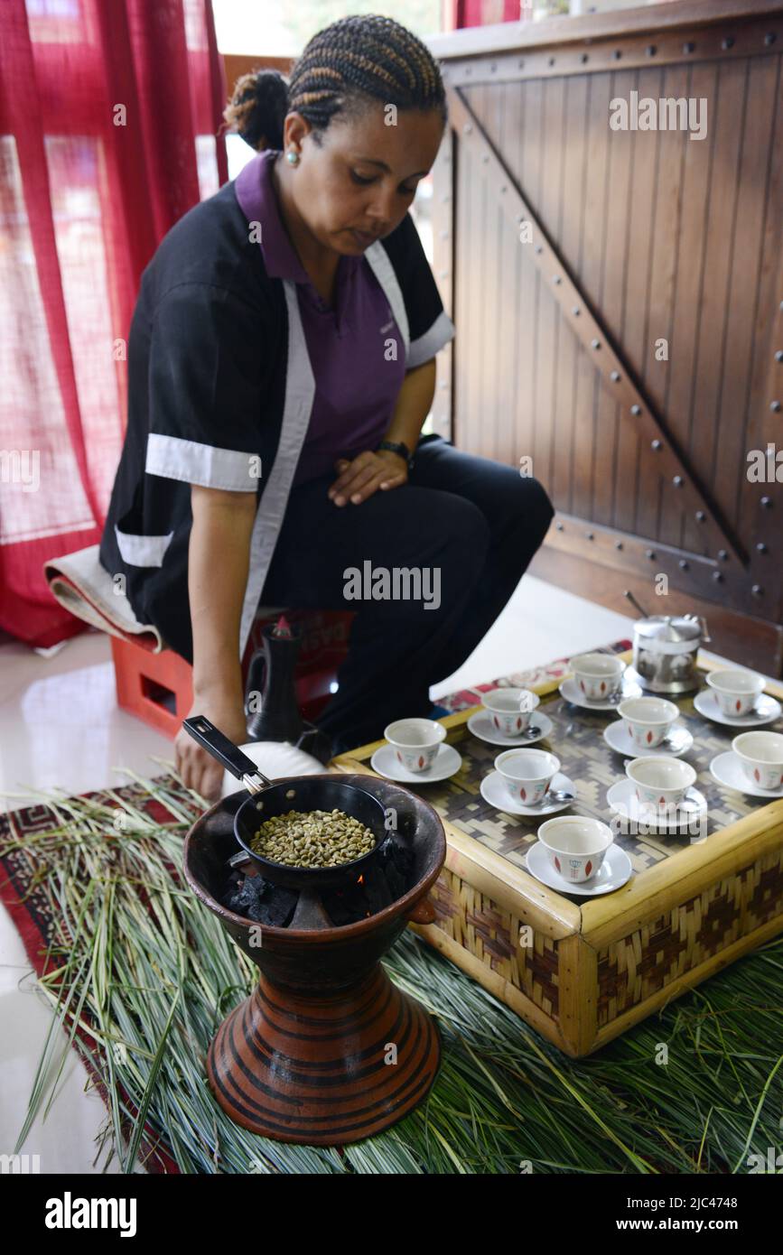 Torréfaction des grains de café lors d'une cérémonie traditionnelle du café éthiopien. Banque D'Images