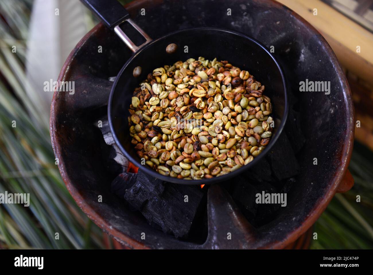 Torréfaction des grains de café lors d'une cérémonie traditionnelle du café éthiopien. Banque D'Images