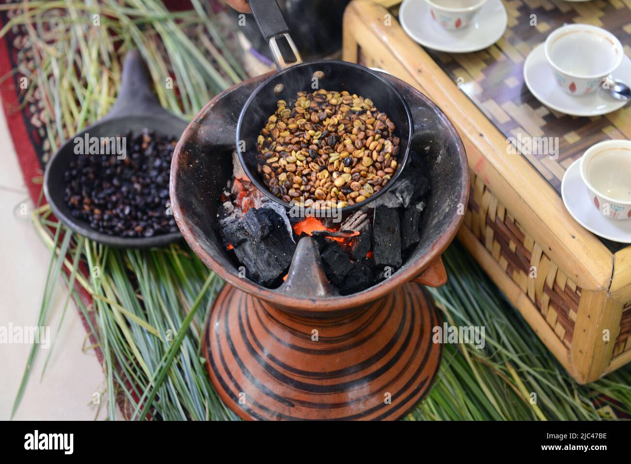 Torréfaction des grains de café lors d'une cérémonie traditionnelle du café éthiopien. Banque D'Images