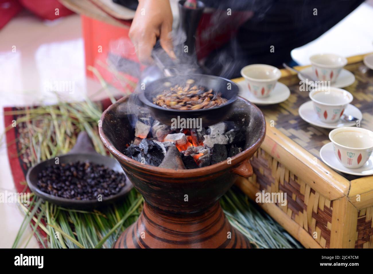 Torréfaction des grains de café lors d'une cérémonie traditionnelle du café éthiopien. Banque D'Images