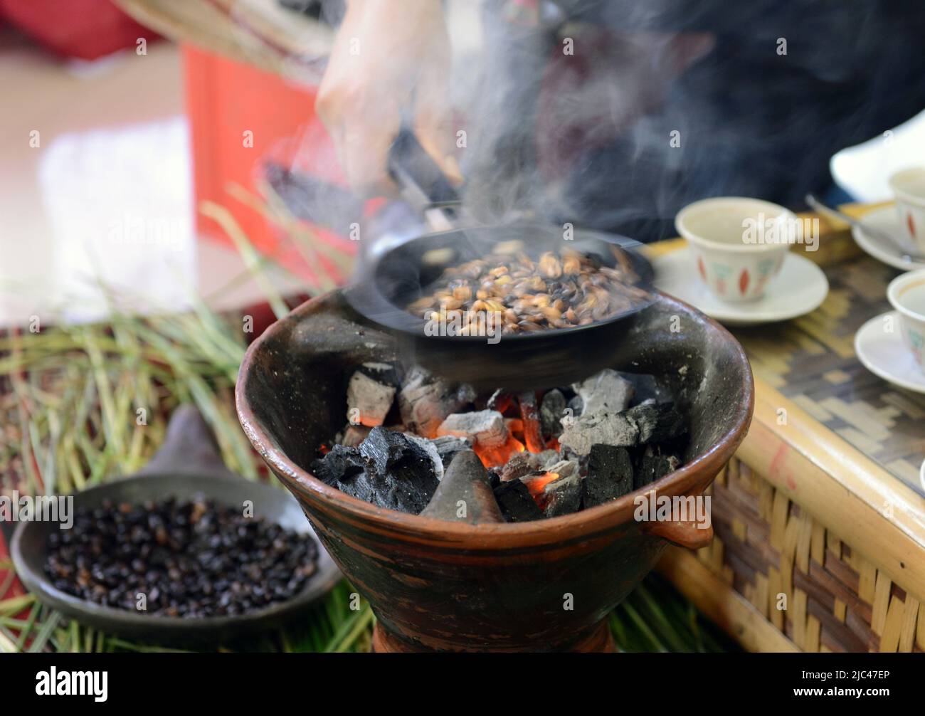 Torréfaction des grains de café lors d'une cérémonie traditionnelle du café éthiopien. Banque D'Images