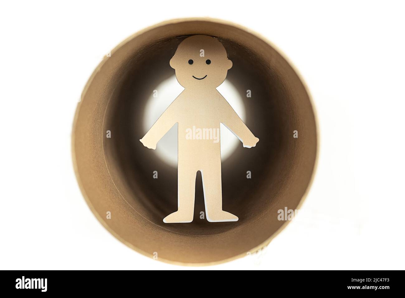 Photo du concept de résolution des problèmes sous forme de papier coupé homme joyeux s'échappant de l'ombre dans le tunnel, fond blanc. Prenez des risques et faites des efforts Banque D'Images
