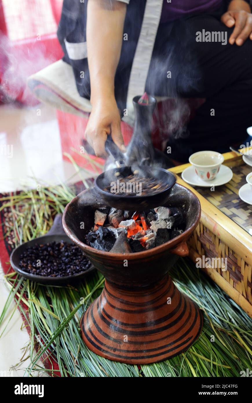 Torréfaction des grains de café lors d'une cérémonie traditionnelle du café éthiopien. Banque D'Images