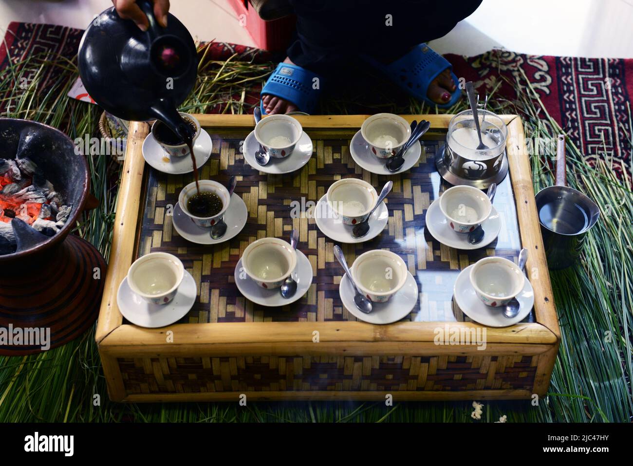 Verser du café éthiopien fraîchement préparé. Addis-Abeba, Éthiopie. Banque D'Images