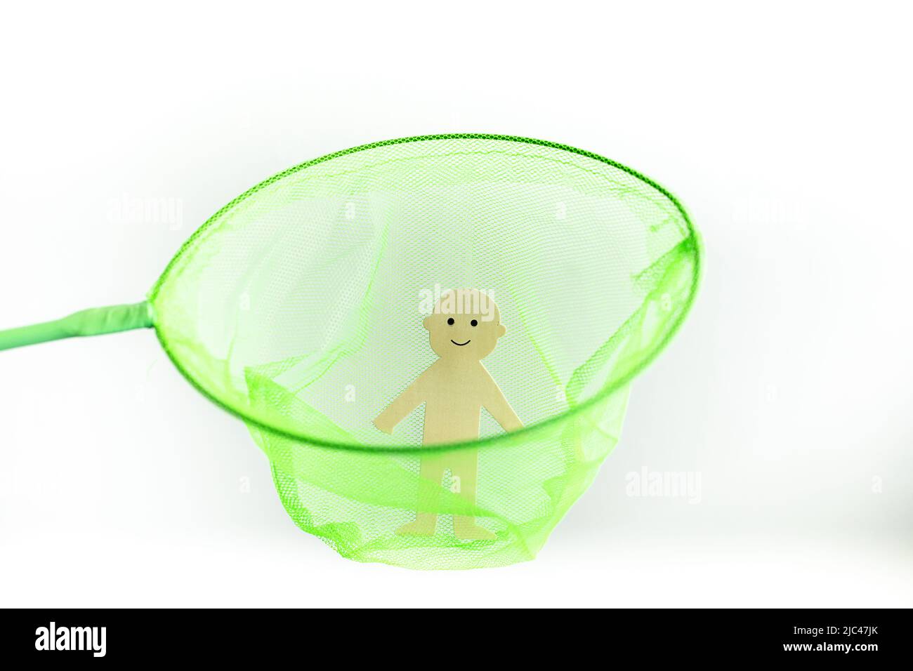 Photo du concept de l'assurance vie sous forme de papier coupé heureux homme situé à l'intérieur du filet vert, fond blanc. Personne assurée, vie sûre, paie Banque D'Images