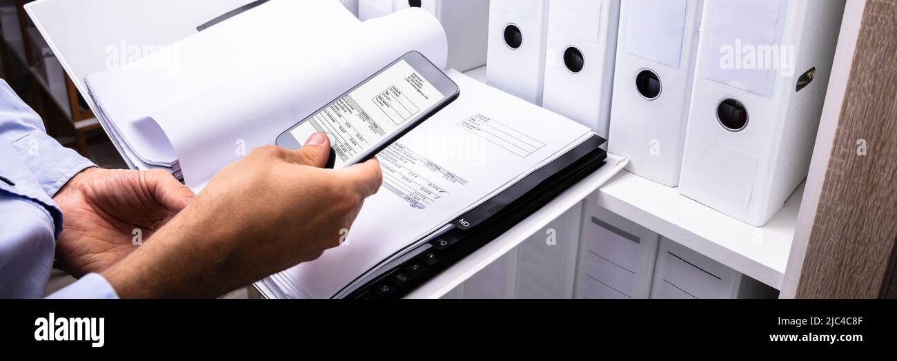 Close-up of a woman's Hand Taking photo de Bill avec Mobile Phone Banque D'Images