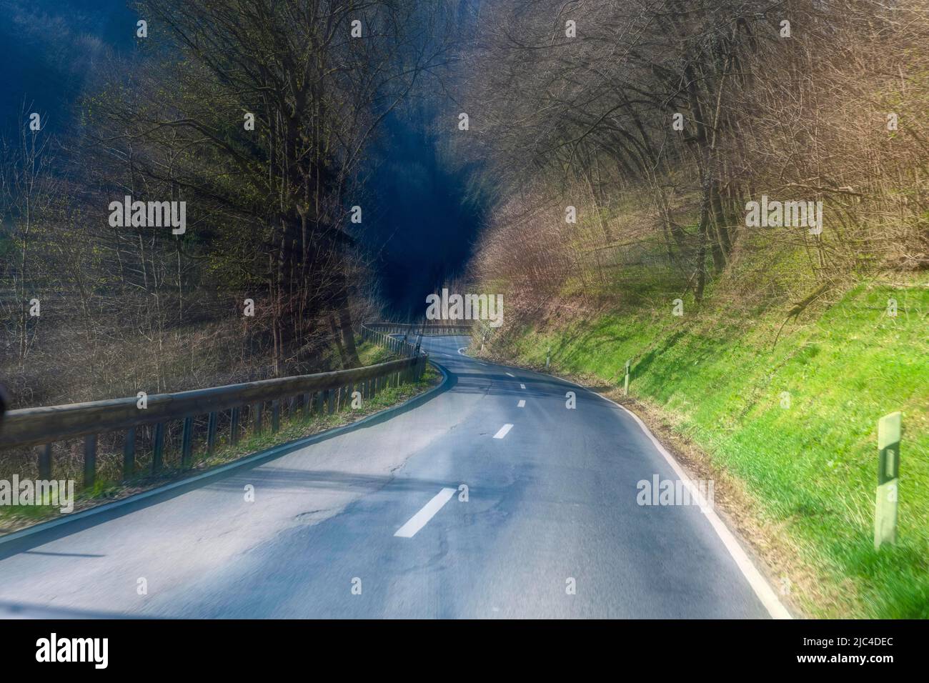 Vision en tunnel de l'automobiliste qui accélère à une vitesse excessive sur une route tortueuse dangereuse, en Allemagne Banque D'Images