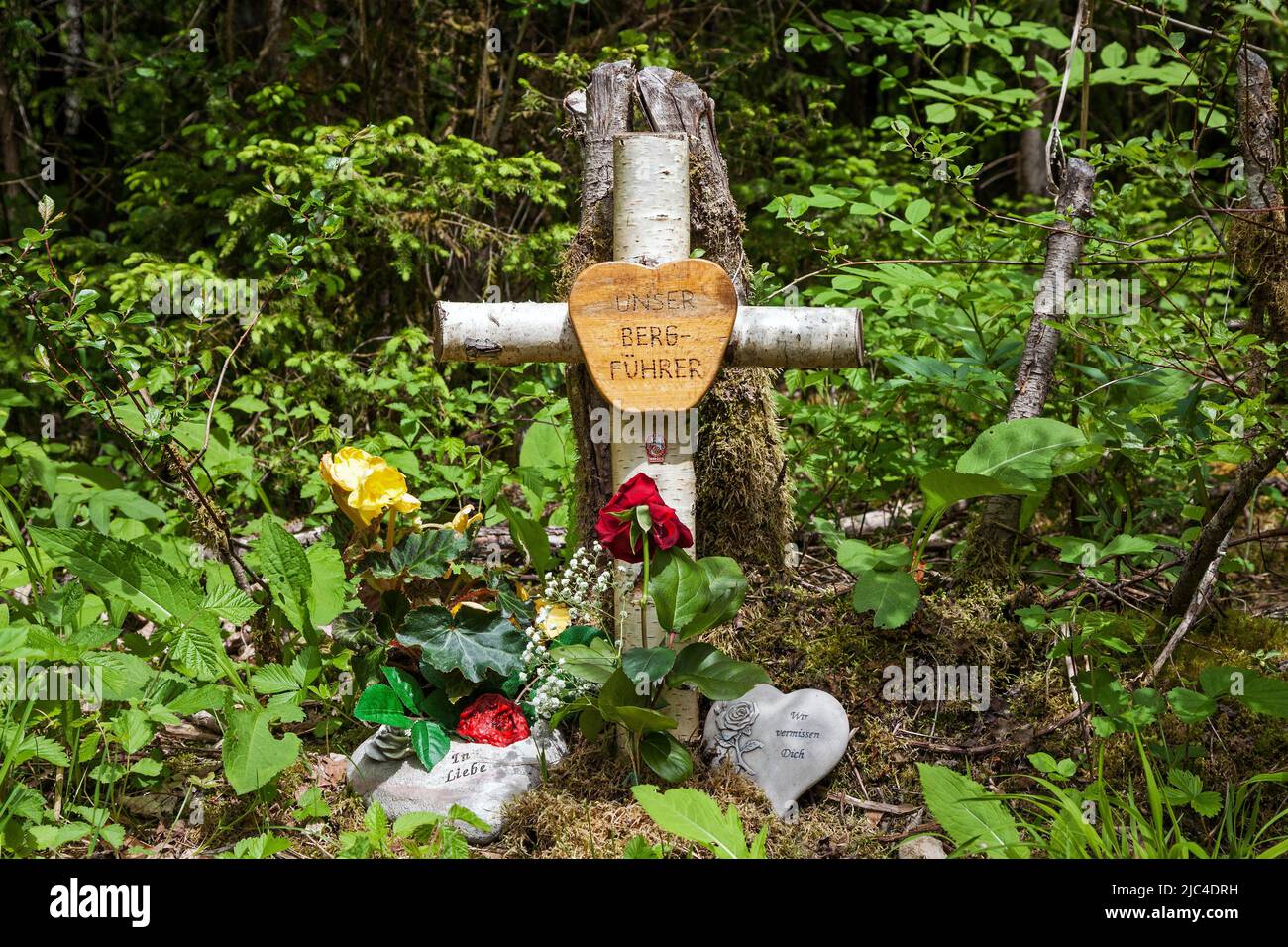 Mémorial, croix en bois sur un sentier de randonnée sur le Stillach, Oberstdorf, Oberallgaeu, Alpes d'Allgaeu, Allgaeu, Bavière, Allemagne Banque D'Images