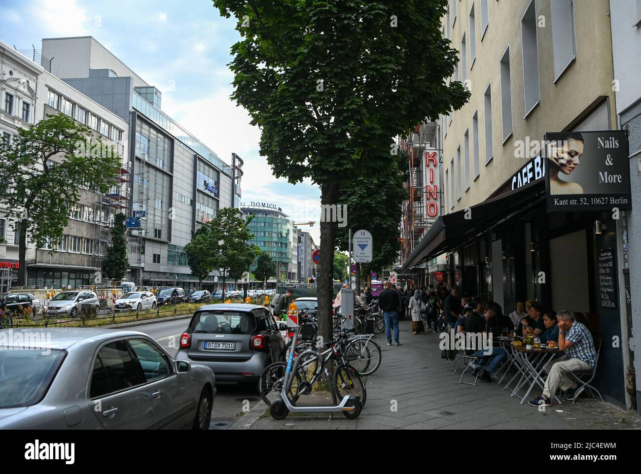 Berlin, Allemagne. 09th juin 2022. Le Kant Kino à Kantstrasse pour la première à Berlin du film "risques et effets secondaires". La comédie tabloïd à l'humour noir sera diffusée dans les salles de cinéma sur 9 juin 2022. Credit: Jens Kalaene/dpa/Alamy Live News Banque D'Images