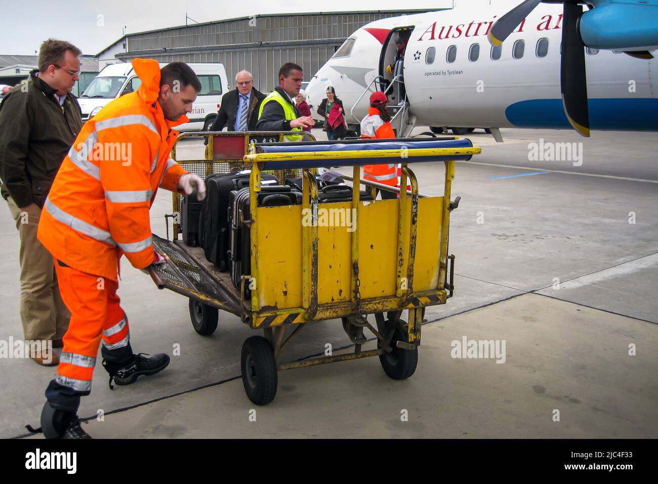 Passagers et bagages arrivant à l'aéroport international de Vienne avec Austrian Airlines, Autriche Banque D'Images