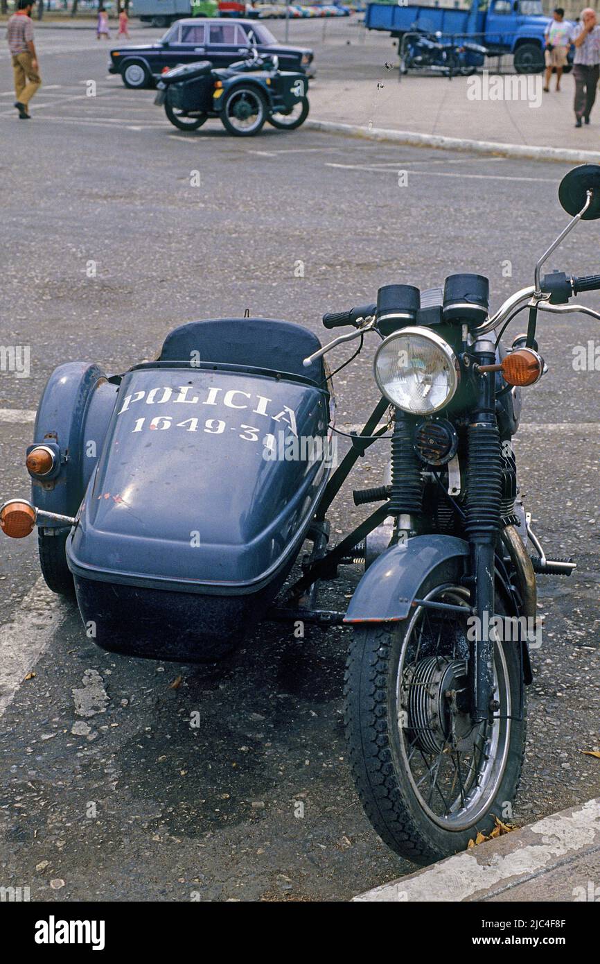 Vieille moto de police avec sidecar dans une rue à la Havane, Cuba, Caraïbes Banque D'Images