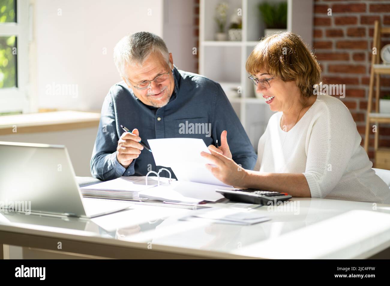 Portrait Of Happy Senior Couple Reading Lettre Ensemble Banque D'Images