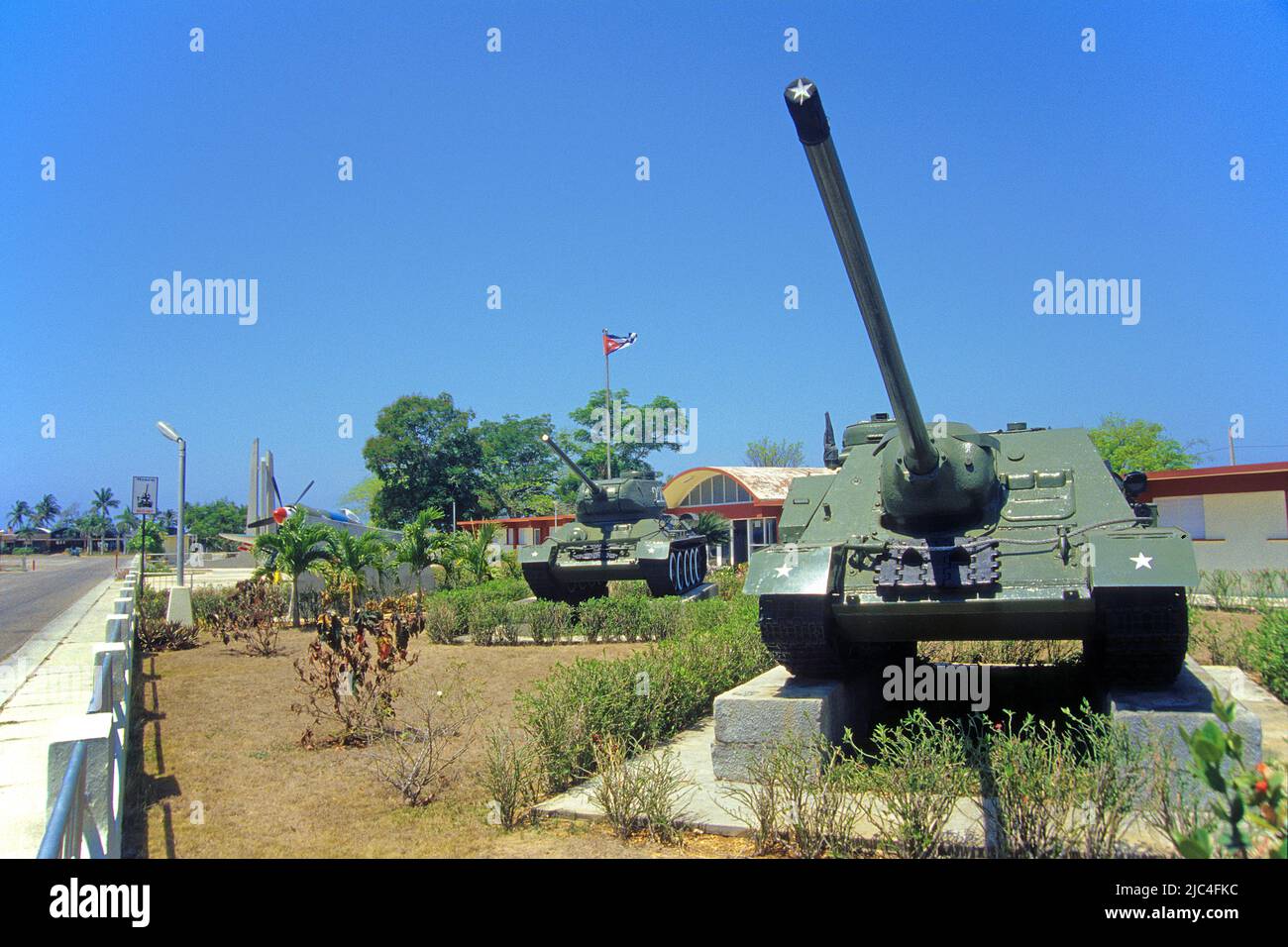 Destroyer de char soviétique SU-100 et char soviétique T-34, mémorial au mseum militaire dans la baie des cochons, Playa Girona, Cuba, Caraïbes Banque D'Images