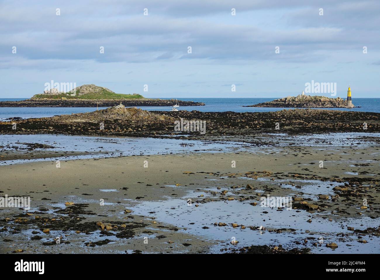 Phare AR-Chaden dans le canal de l'Ile de Bartz en face de Roscoff, sur la gauche la petite île Ti Saozon, département Finistère Penn ar Bed Banque D'Images