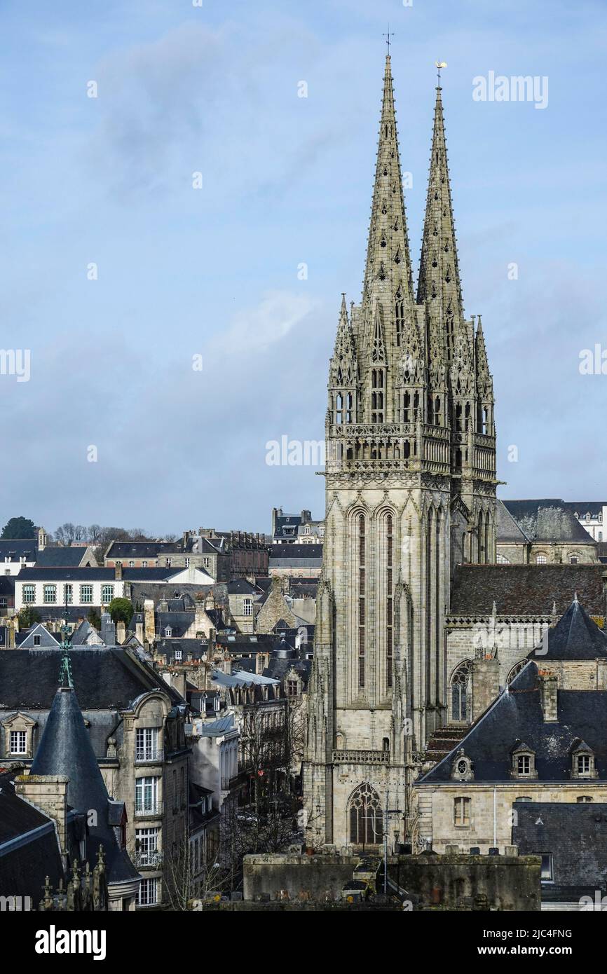 Cathédrale gothique Saint-Corentin et vieille ville de Quimper, vue du Mont Frugy, département du Finistère, région Bretagne, France Banque D'Images