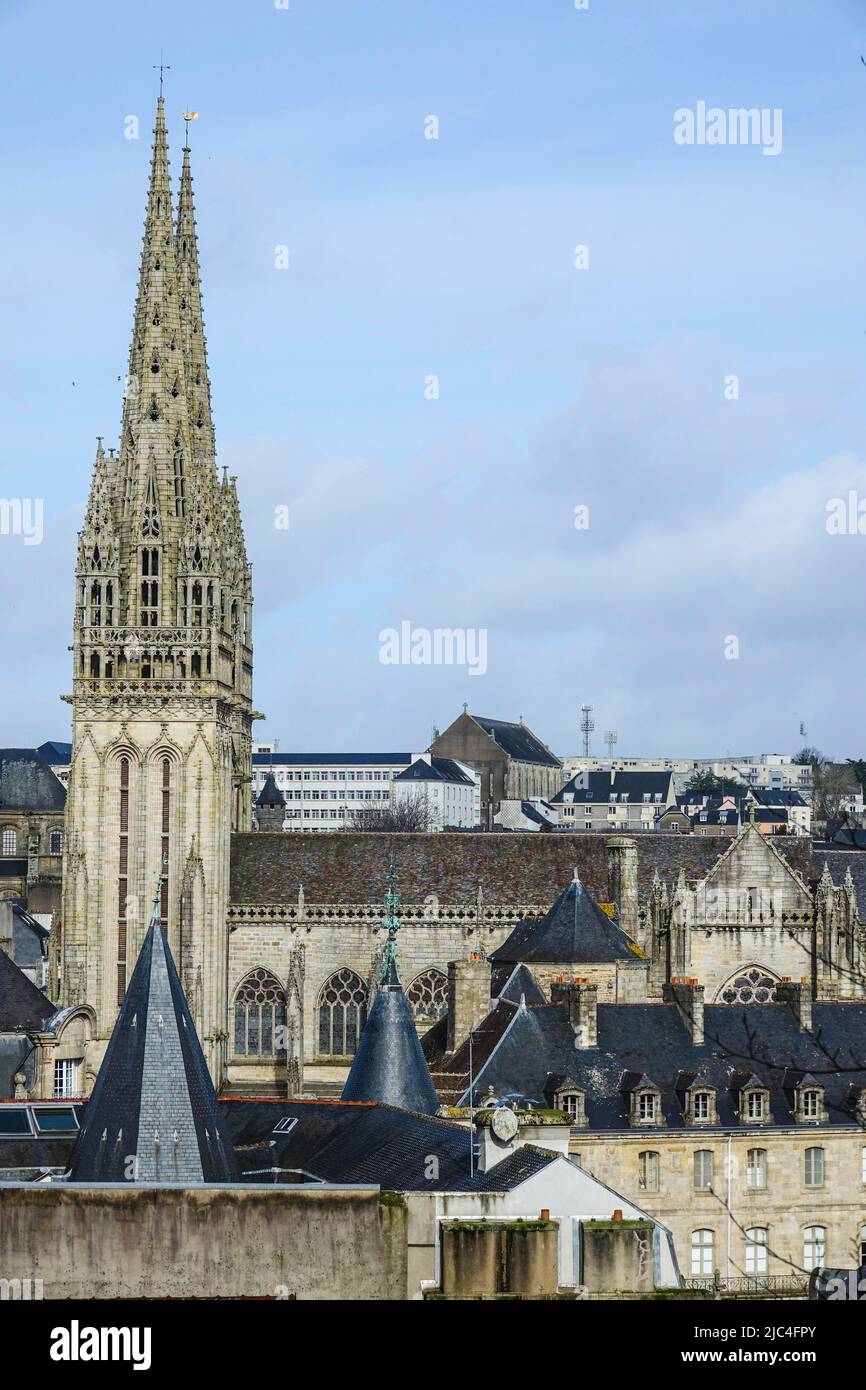Cathédrale gothique Saint-Corentin et vieille ville de Quimper, vue du Mont Frugy, département du Finistère, région Bretagne, France Banque D'Images