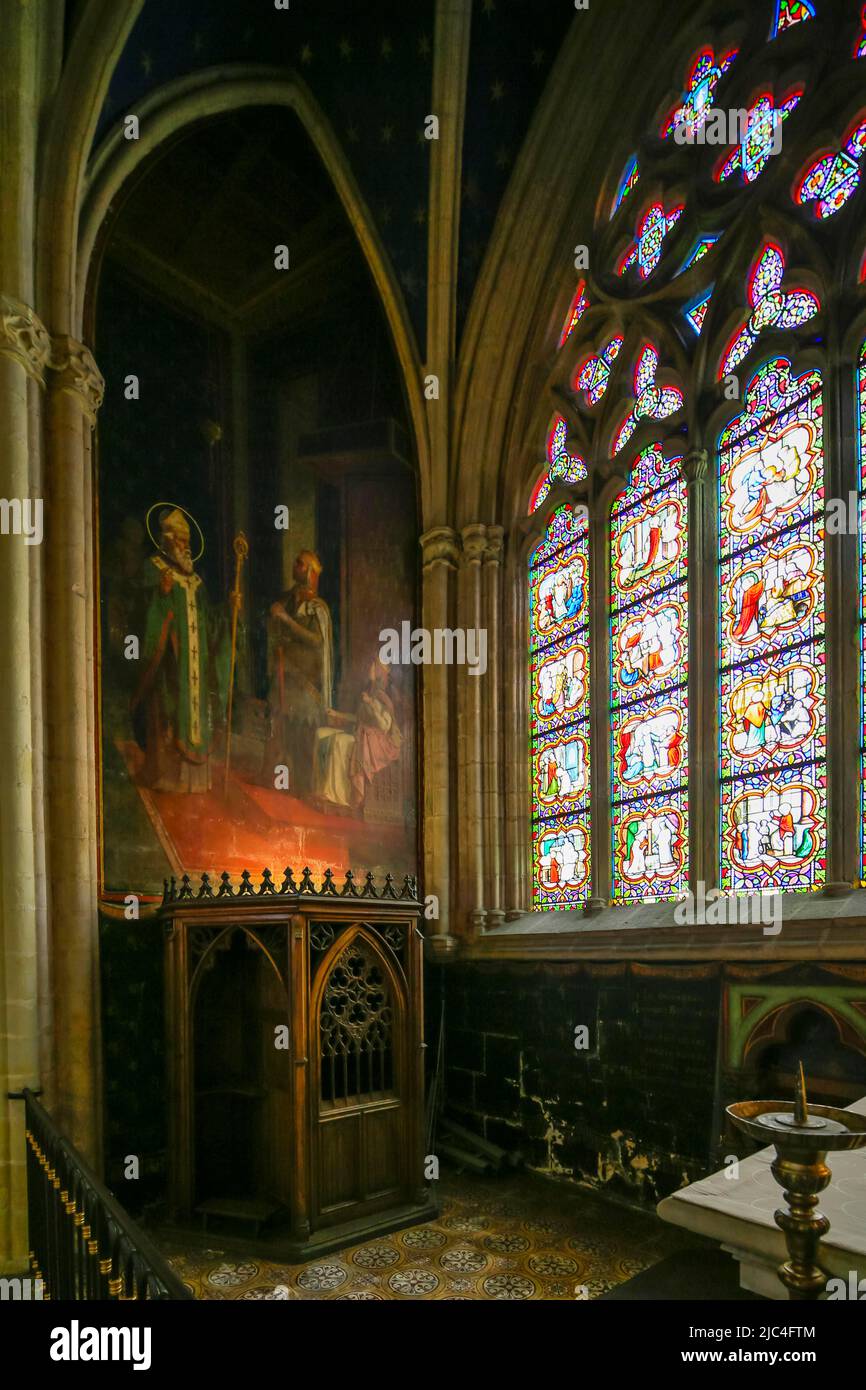 Confessionnel dans l'allée nord, cathédrale gothique Saint-Corentin, vieille ville de Quimper, département du Finistère, région Bretagne, France Banque D'Images