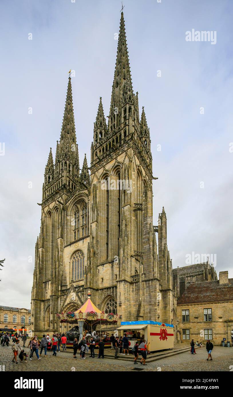 Façade ouest, cathédrale gothique Saint-Corentin, vieille ville de Quimper, département du Finistère, région Bretagne, France Banque D'Images