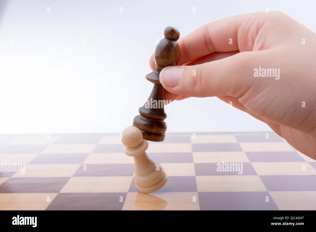 Personne jouant aux échecs faisant un aller à bord Banque D'Images