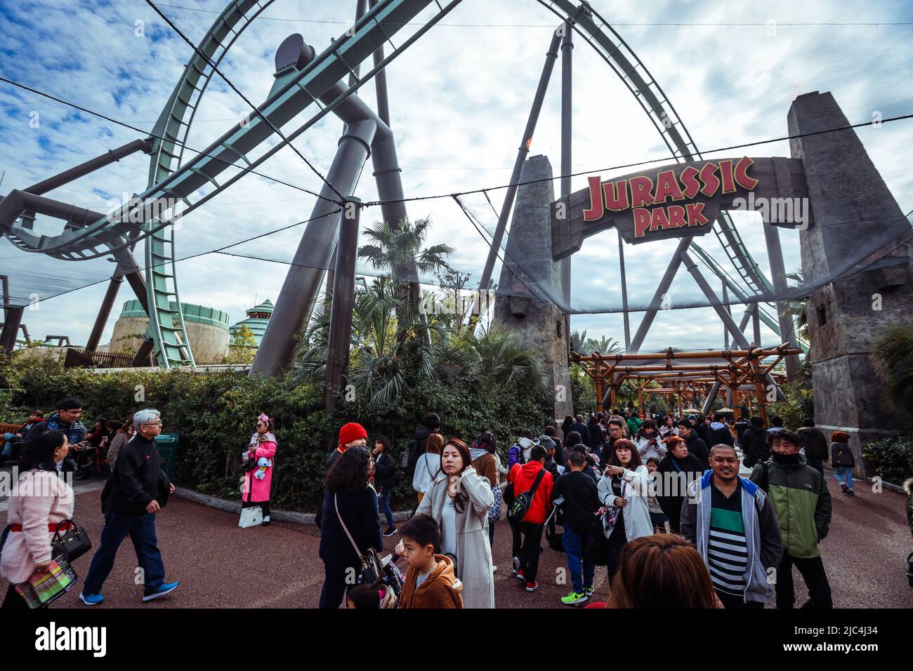 Vue incroyable sur le Dino Roller Coaster Ride dans Universal Studio Japan Banque D'Images