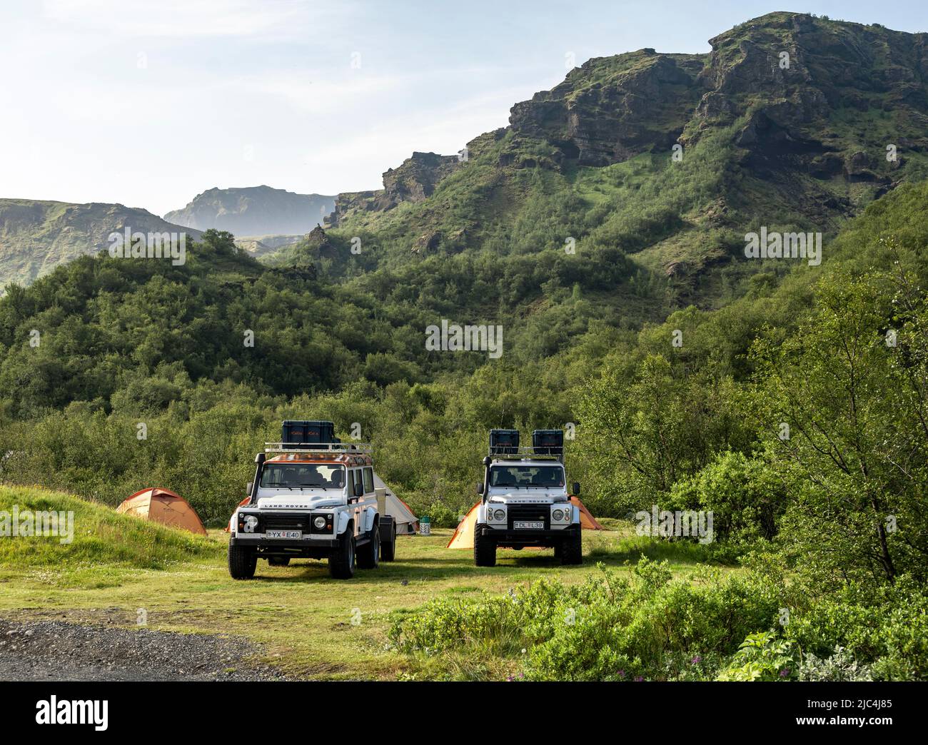 Deux véhicules tout-terrain Land Rover blancs sur un camping avec tentes, Camping Basar, Réserve naturelle de Porsmoerk, Suourland, Islande Banque D'Images