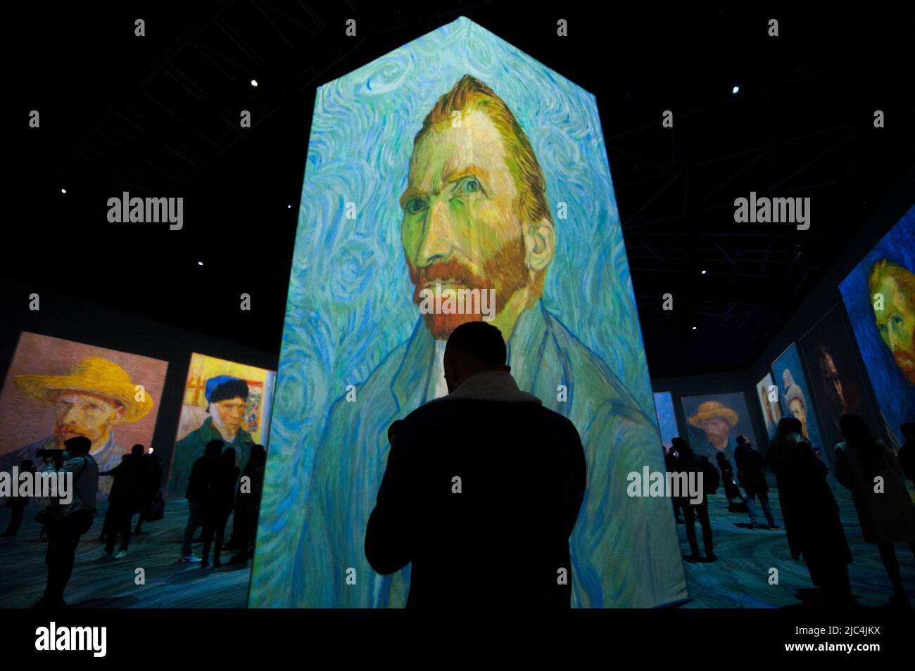 Bogota, Colombie. 09th juin 2022. Les gens prennent part à l'exposition immersive de l'expérience « Beyond Van Gogh » de Vincent Van Gogh, qui rassemble ses plus importants morceaux d'art, à Bogota, en Colombie, 9 juin 2022. Photo de: CHEPA Beltran/long Visual Press crédit: Long Visual Press/Alay Live News Banque D'Images