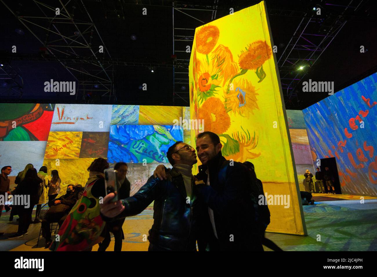 Bogota, Colombie. 09th juin 2022. Les gens prennent part à l'exposition immersive de l'expérience « Beyond Van Gogh » de Vincent Van Gogh, qui rassemble ses plus importants morceaux d'art, à Bogota, en Colombie, 9 juin 2022. Photo de: CHEPA Beltran/long Visual Press crédit: Long Visual Press/Alay Live News Banque D'Images