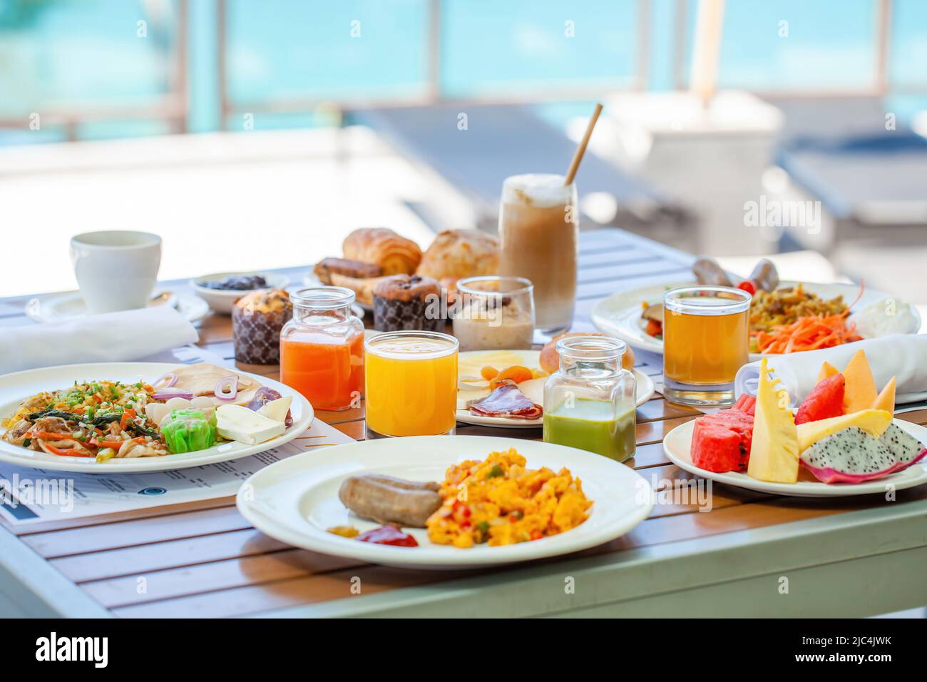 Gros plan du buffet petit déjeuner sain magnifiquement servi sur une table en bois dans le café Banque D'Images