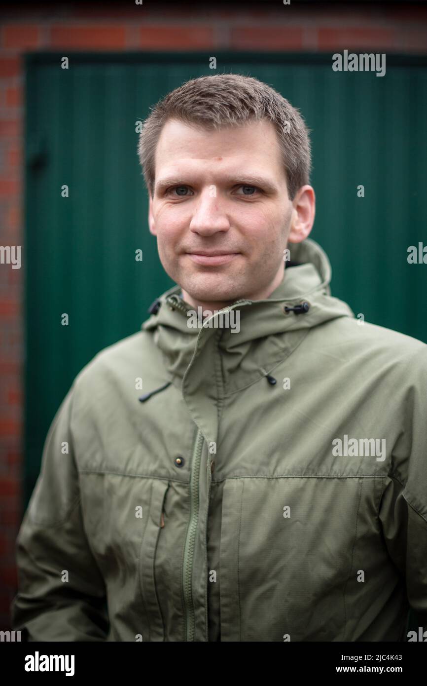 Bad Zwischenahn, Allemagne. 15th mars 2022. Marc-Alexander Lieboldt, coordinateur du projet de recherche « DigiSchwein ». Le projet de recherche financé par le gouvernement fédéral de la Chambre d'agriculture, de l'Institut Thünen et d'autres partenaires vise à faire progresser la numérisation en agriculture. Les objectifs comprennent un plus grand bien-être animal et moins d'impact sur l'environnement. (À dpa 'entièrement en réseau et totalement surveillé - la grange du futur') Credit: Sina Schuldt/dpa/Alamy Live News Banque D'Images