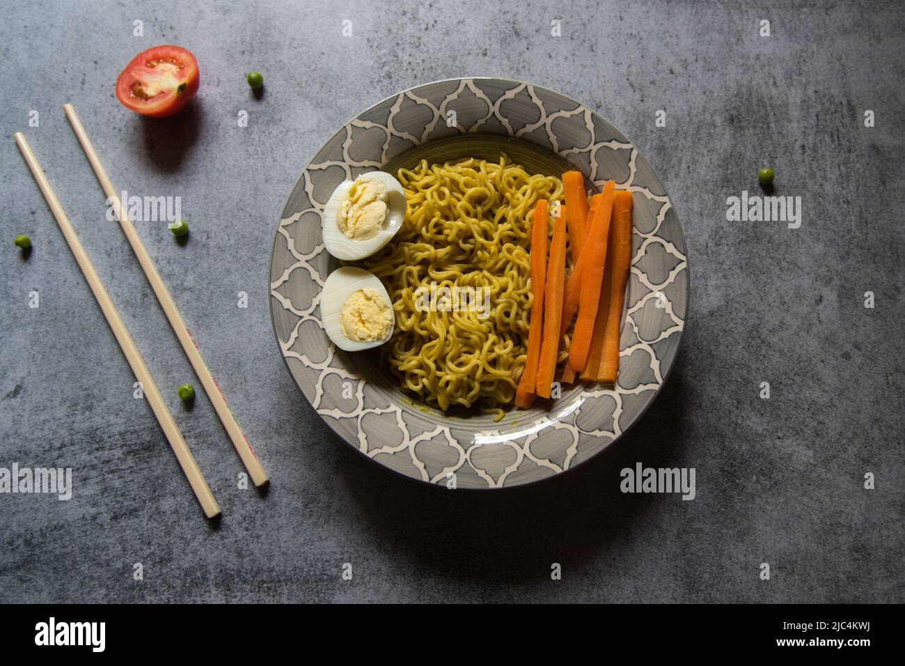 Nouilles ramen servies dans un bol sur fond. Vue de dessus. Banque D'Images