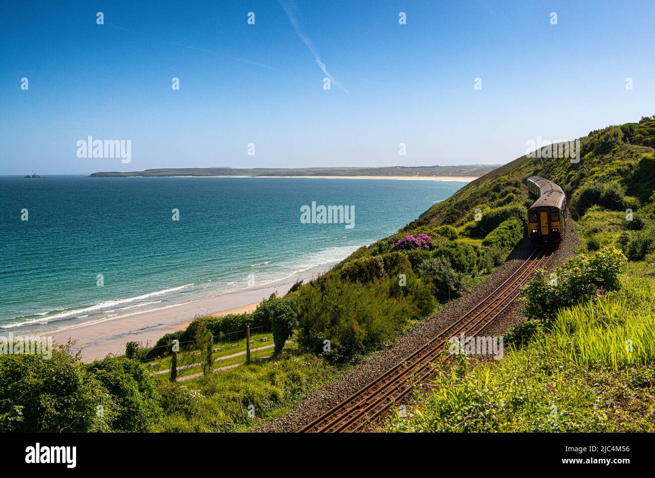 Le trajet en train jusqu'à St Ives est l'un des plus pittoresques de Grande-Bretagne. Profitez d'une vue spectaculaire pendant que la ligne se balade le long de la côte Banque D'Images